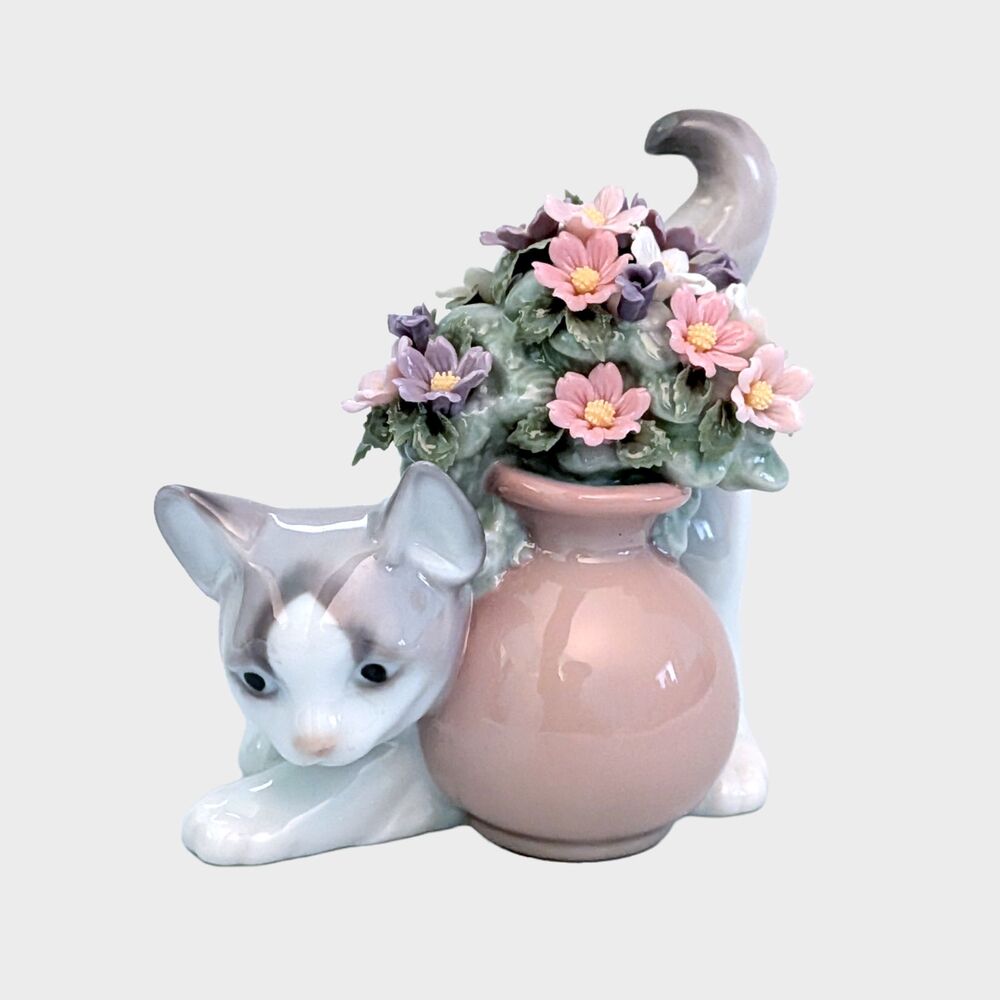 Vintage Lladro Secret Spot Cat Figure Figurine Kitten Flower Porcelain 1998 6566